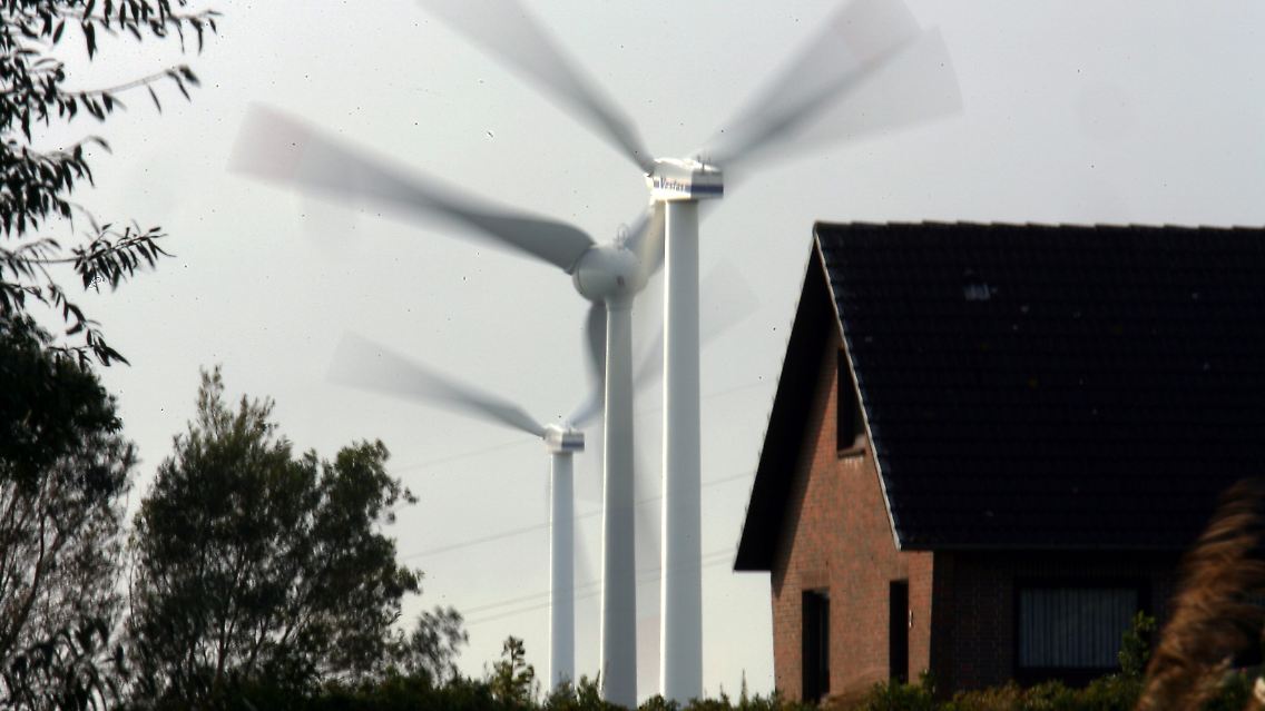 Anwohner, die in der Nähe von großen Windparks leben, beschweren sich häufig über Schattenwurf und klagen über den Lärm.