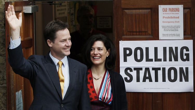 Clegg mit seiner Ehefrau, der gebürtigen Spanierin Miriam Gonzalez Durantez, nach der Stimmabgabe.