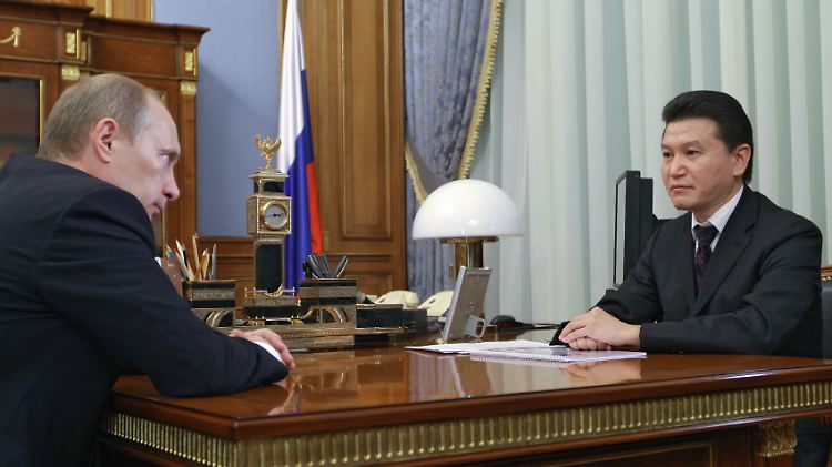Am 20. Januar hatte Iljumschinow eine durchaus irdische Begegnung in Moskau. Ob er Regierungschef Putin von seinen "außerirdischen" Erfahrungen berichtet hat, ist nicht bekannt.
