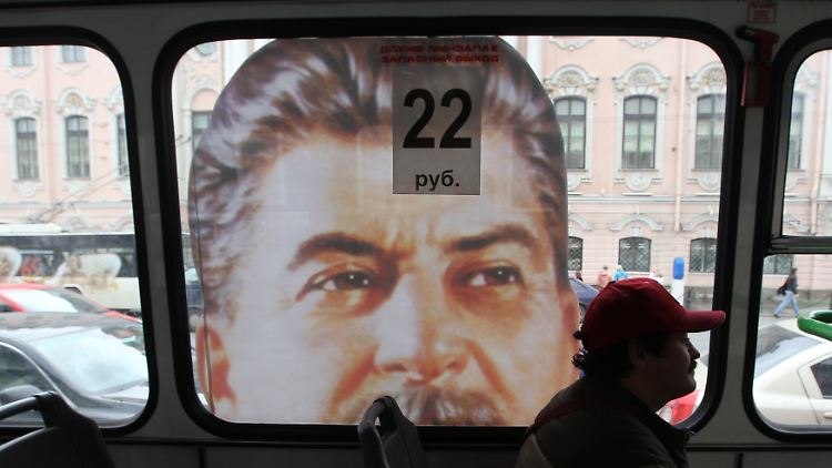 Das Auge sieht alles: Stalin tourt durch St. Petersburg.