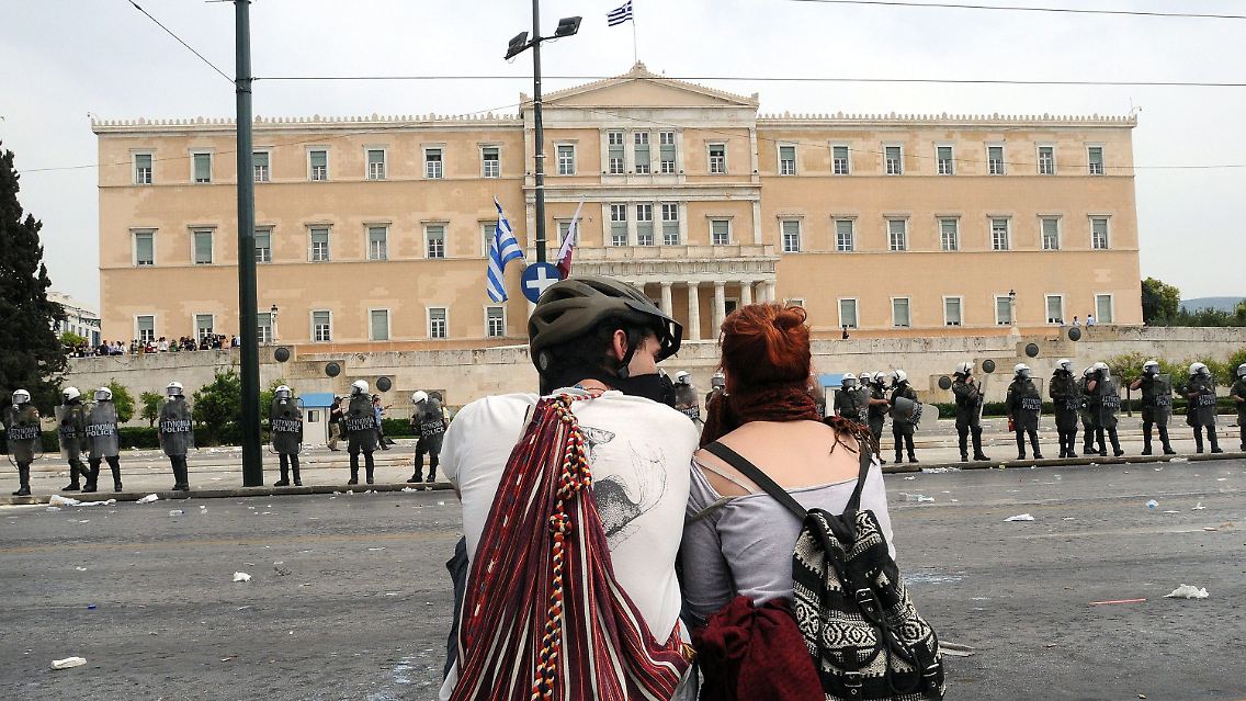 Von den Demonstrationen in Athen bekommen viele Touristen gar nichts mit. (Vor dem Parlament)