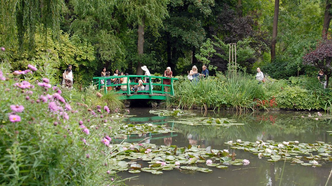 Auf Claude Monets Bildern meist in Blau, heute ganz in Grün: Die Brücke und der Seerosenteich gehören zu den meistbesuchten Orten in Giverny