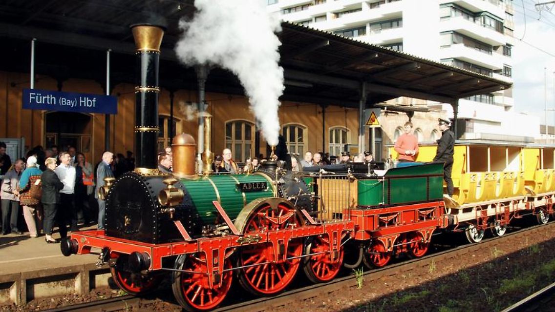 Der "Adler" unter Dampf - Sonderfahrten mit dem Nachbau der ersten deutschen Lokomotive sind auch bei Touristen beliebt.