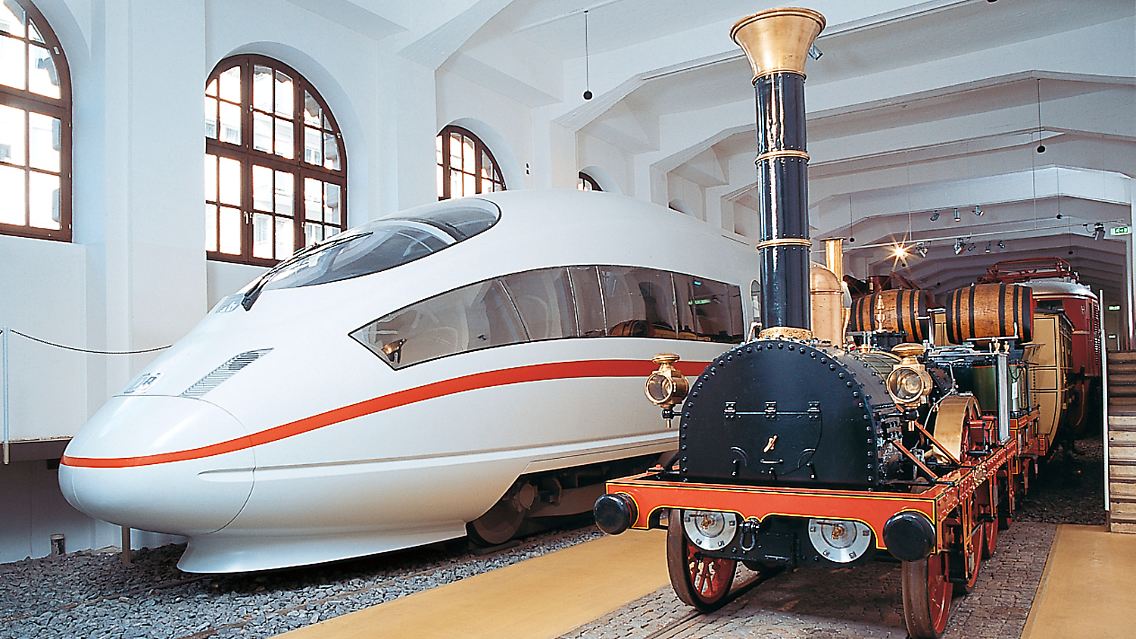 In der Fahrzeughalle im Bahn-Museum in Nürnberg stehen sie direkt nebeneinander: ein Nachbau des "Adler" aus dem 19. Jahrhundert und ein ICE 3.