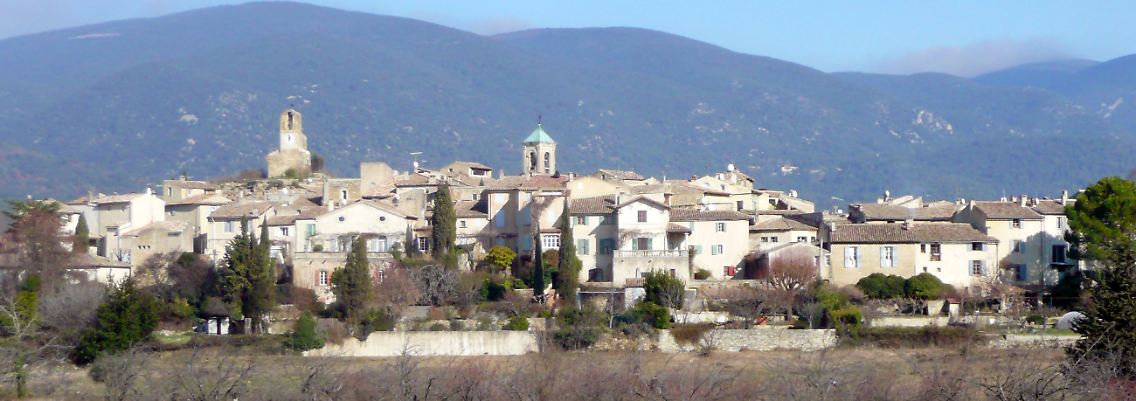 Lourmarin gilt als eines der schönsten Dörfer der Provence - Albert Camus lebte hier in den letzten Jahren vor seinem Unfalltod 1960.