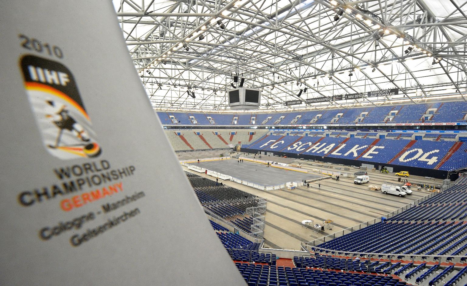 Dass die Eishockey-WM in Deutschland am 7. Mai im Fußballstadion auf Schalke vor einer Weltrekordkulisse beginnt, ist den meisten unbekannt. Noch weniger Leute interessieren sich für das Sportereignis.