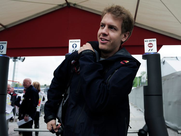 Neue Frisur für Europa: Sebastian Vettel bei der Anknunft an der Rennstrecke.