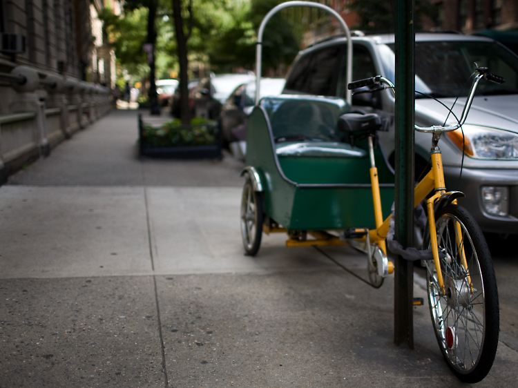 Die Rikscha der Familie wurde in den "Nichts-Neues-kaufen"-Zeiten aus gebrauchten Fahrradteilen gebaut.
