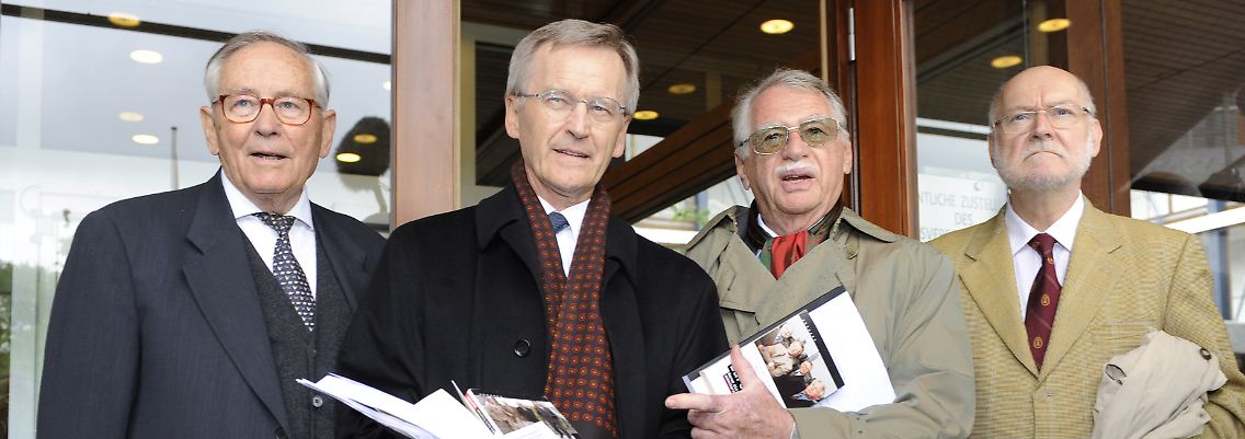 Vier der fünf "Euro-Rebellen" - Wilhelm Hankel (von links), Wilhelm Noelling, Karl Albrecht Schachtschneider und Joachim Starbatty - ließen es sich nicht nehmen, selbst nach Karlsruhe zu kommen.