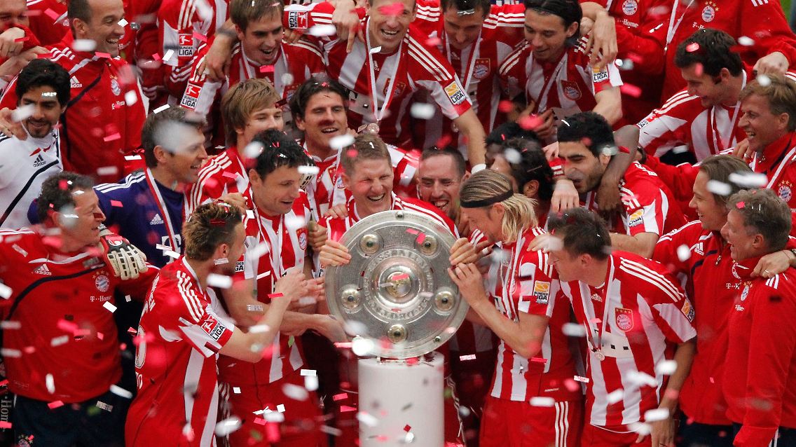 Das ist das Ding: Die Bayern präsentieren ihre 22. Meisterschale.