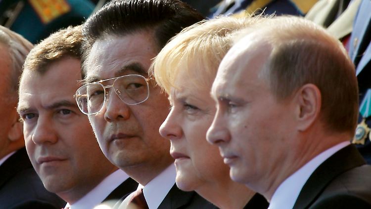 Merkel in einer Reihe mit Medwedew, Hu und Putin.