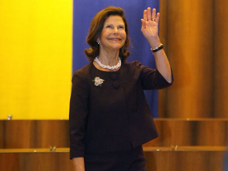 Königin Silvia von Schweden bei der Preisverleihung anlässlich des 10-jährigen Jubiläums der World Childhood Foundation im November 2009 in Essen.