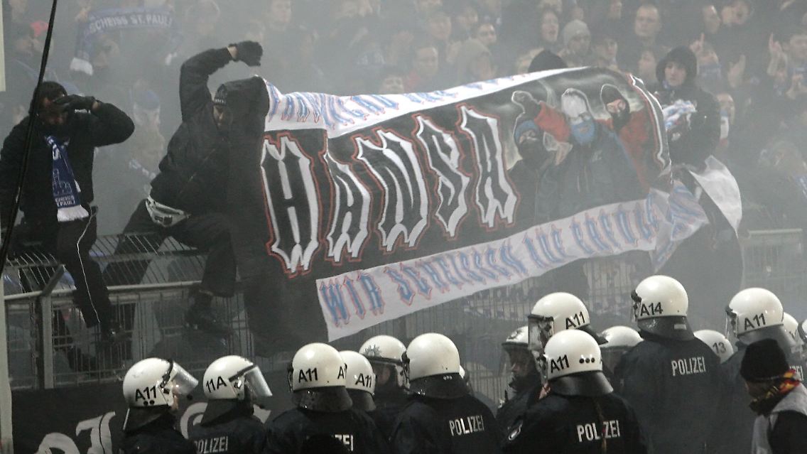 Umgerechnet 1174 Polizisten waren in der Saison 2009/2010 nur damit beschäftigt, bundesweit für die Sicherheit von Fußballspielen zu sorgen.