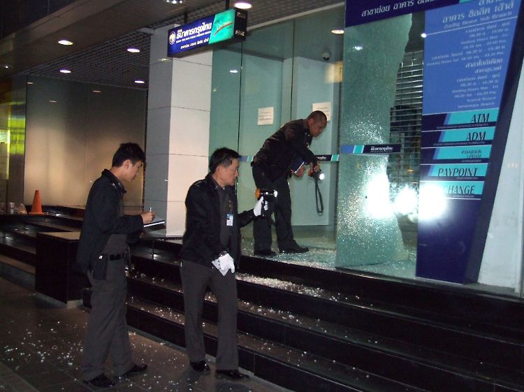 Thailändische Polizeibeamte sichern einen der Tatorte.