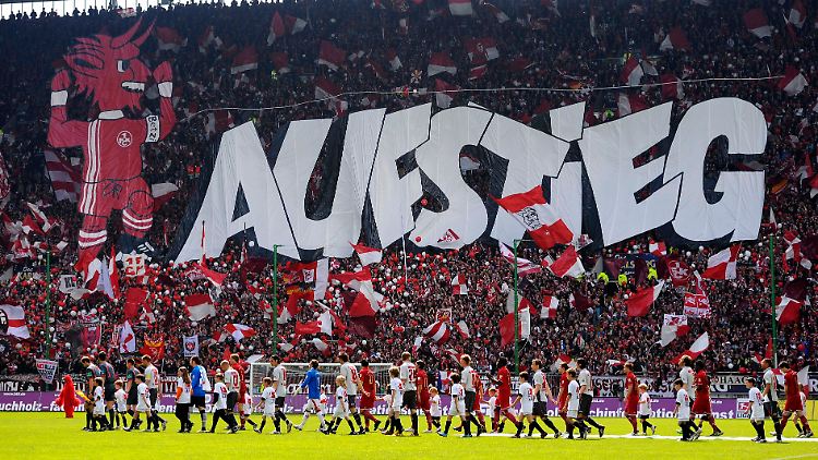 Lautern sicherte sich am letzten Spieltag die Meisterschaft in der 2. Liga. Der Aufstieg stand schon vorher fest.