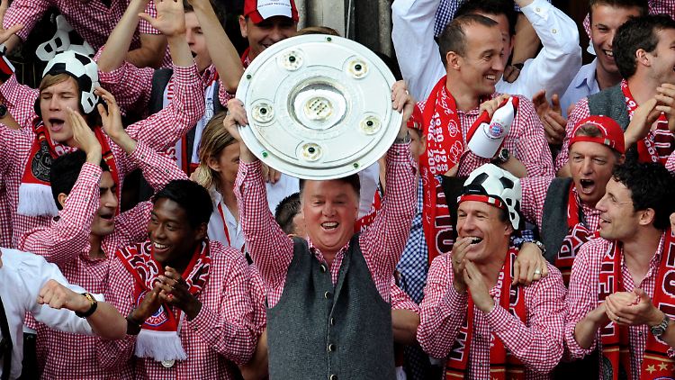 Louis van Gaal und seine Bayern präsentieren in Lederhosen die Meisterschale.