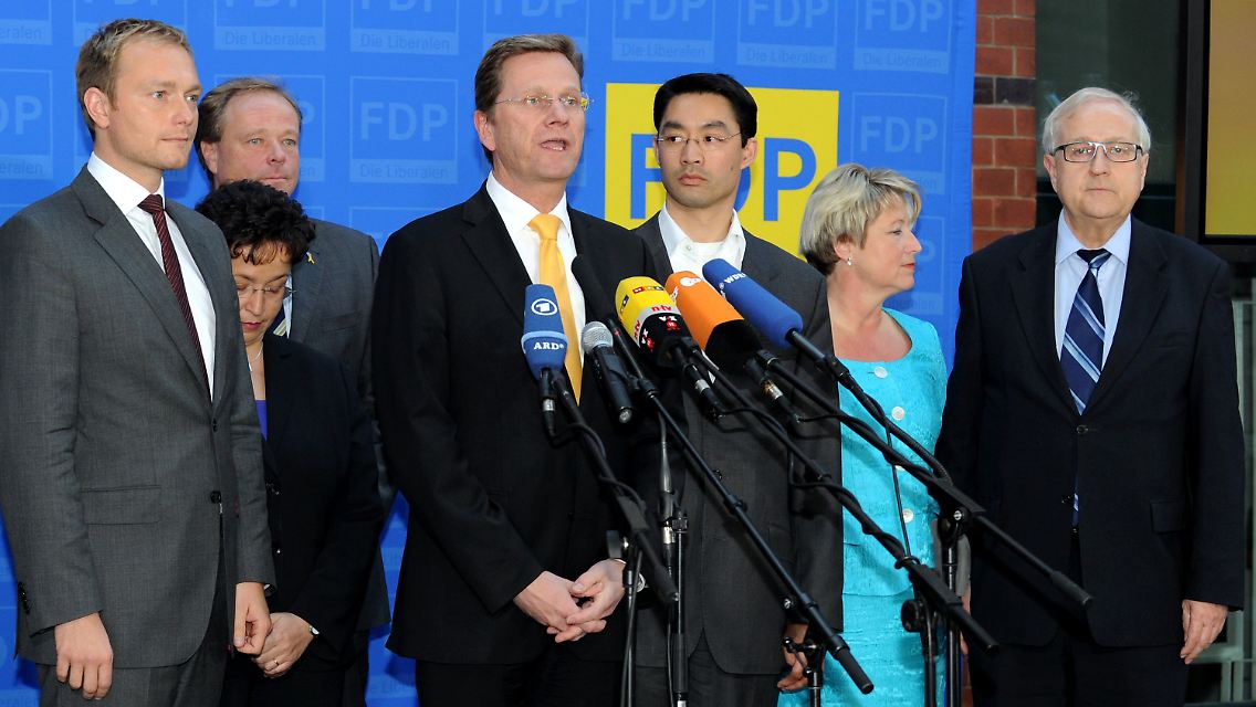 Sieht so Rückhalt aus? Die Führungsriege der Liberalen lauscht der Stellungnahme ihres Parteivorsitzenden.