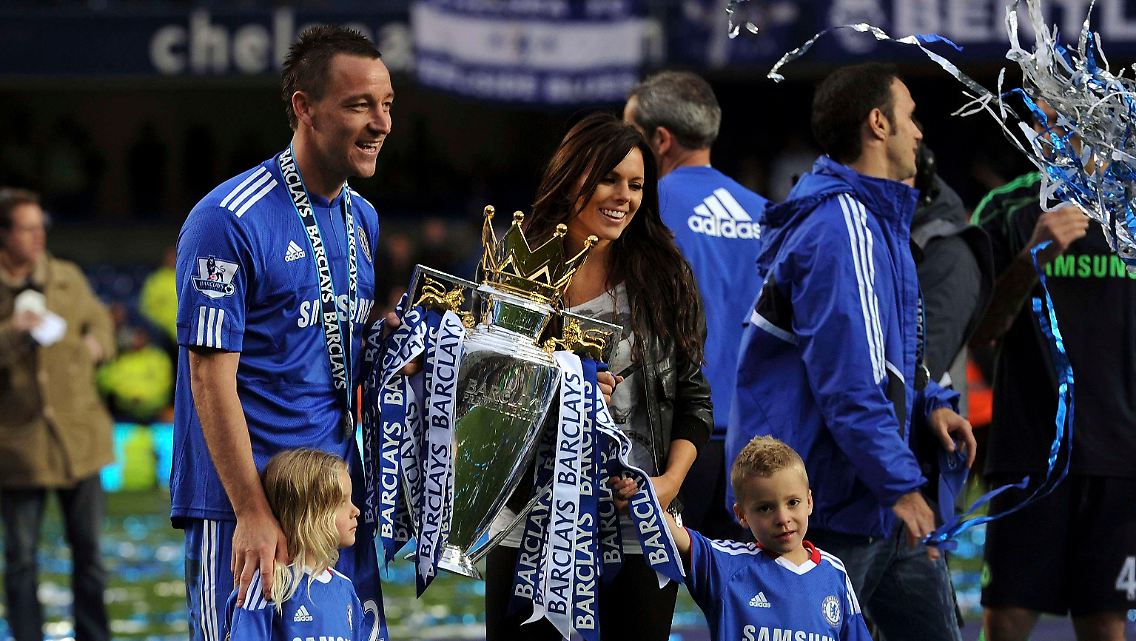 "Blues"-Kapitän John Terry zeigte sich demonstrativ mit seiner Familie auf der Meisterfeier. Während der Saison war seine Affäre mit der Freundin eines früheren Teamkollegen bekannt geworden.