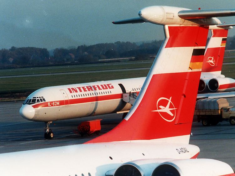 Auf dem Archivbild vom Februar 1991 stehen am Rand eines Rollfeldes auf dem Flughafen Berlin-Schönefeld zwei Flugzeuge vom Typ "Iljuschin 62-M", die für die Interflug im Einsatz waren.