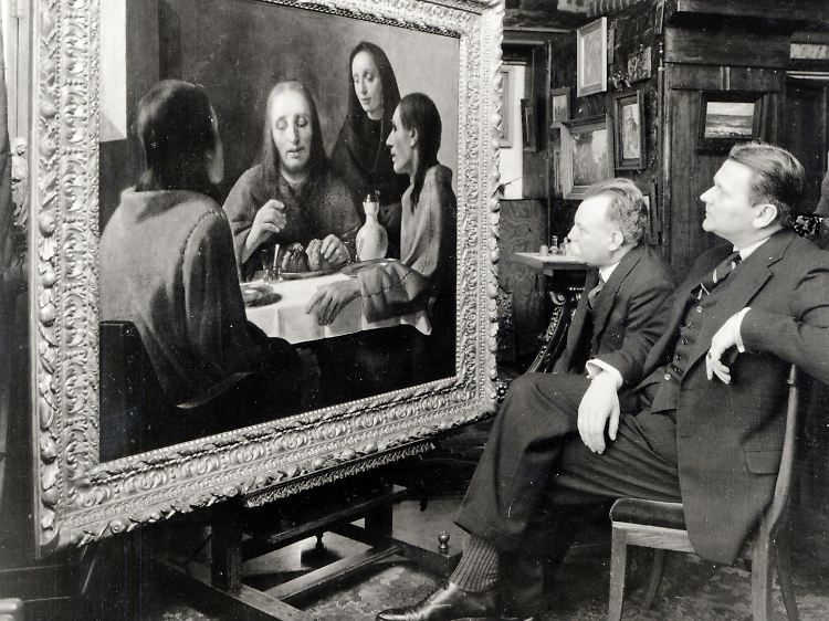 Der Direktor des Museums Boijmans Van Beuningen, Dirk Hannema (vorn), und Restaurator Hendrik Luitwieler betrachten 1938 das angebliche Vermeer-Gemälde.