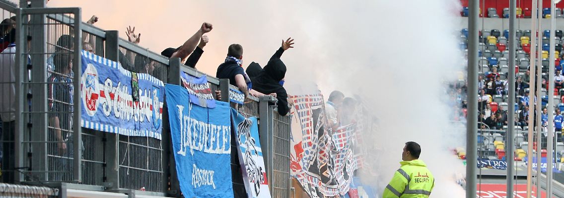 Randale in Düsseldorf: Rostocks Fans müssen nun zu Hause bleiben.