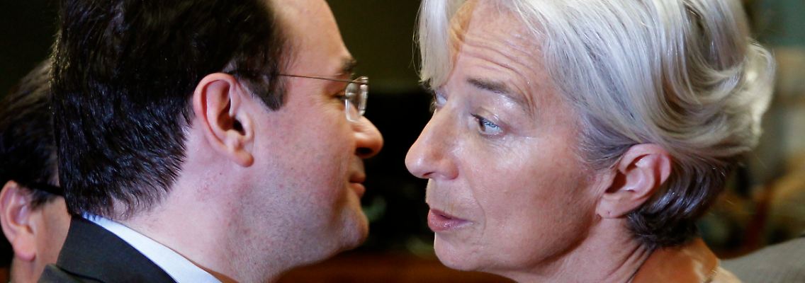 Griechenlands Finanzminister Giorgos Papakonstantinou begrüßt Frankreichs Finanzministerin Christine Lagarde.