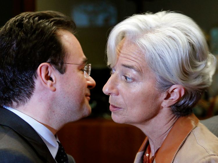 Griechenlands Finanzminister Giorgos Papakonstantinou begrüßt Frankreichs Finanzministerin Christine Lagarde.