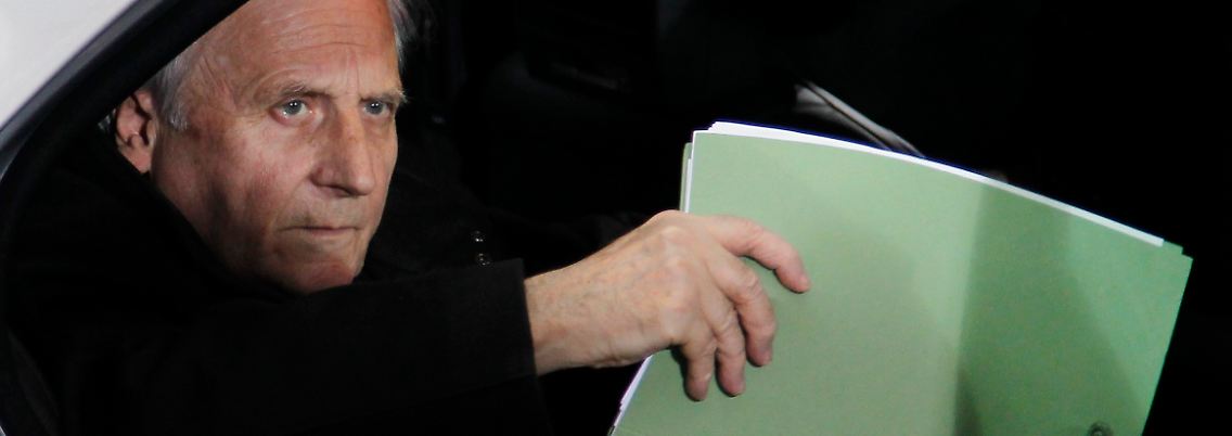 Lange hat sich EZB-Präsident Jean-Claude Trichet gegen den direkten Aufkauf von Staatsanleihen gewehrt - nun jedoch steht zu viel auf dem Spiel.