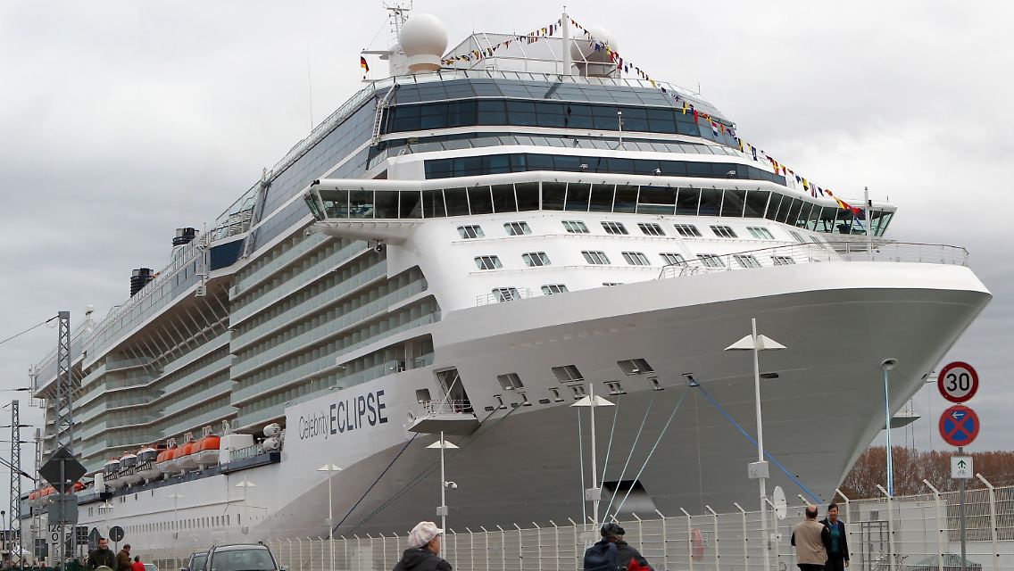 Eindrucksvolle Größe: die "Celebrity Eclipse" in Warnemünde.