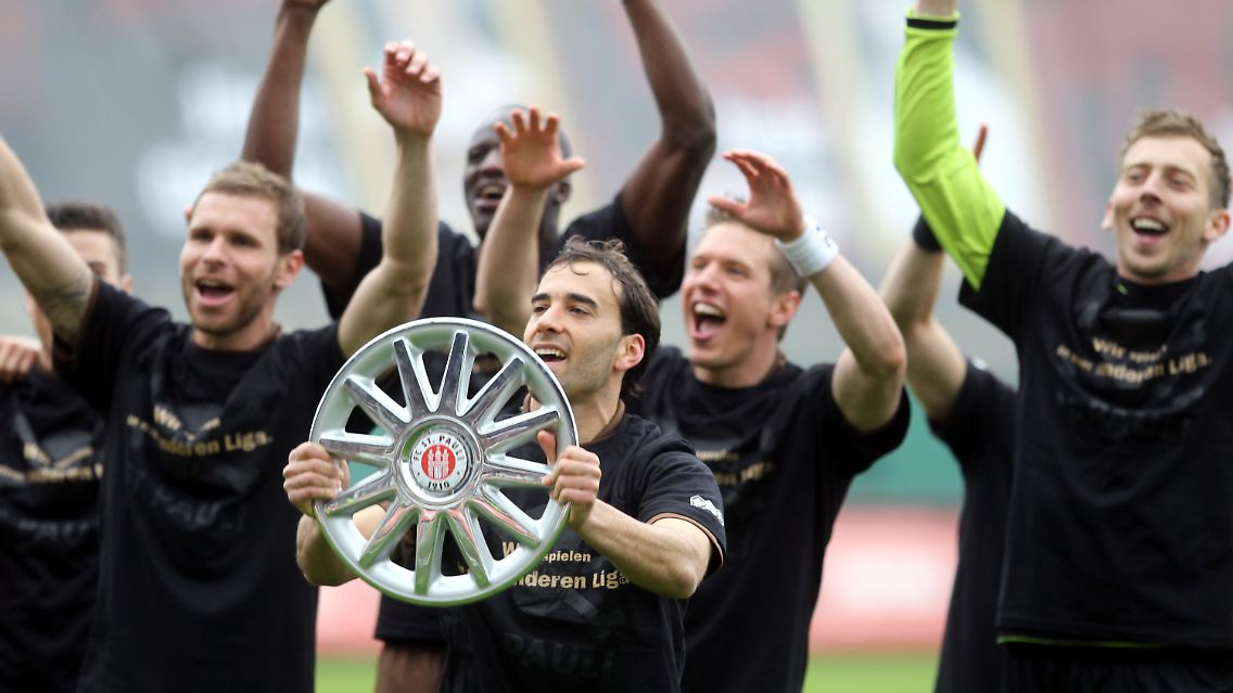 Radkappe statt Meisterschale: Die Spieler des FC St. Pauli feiern.