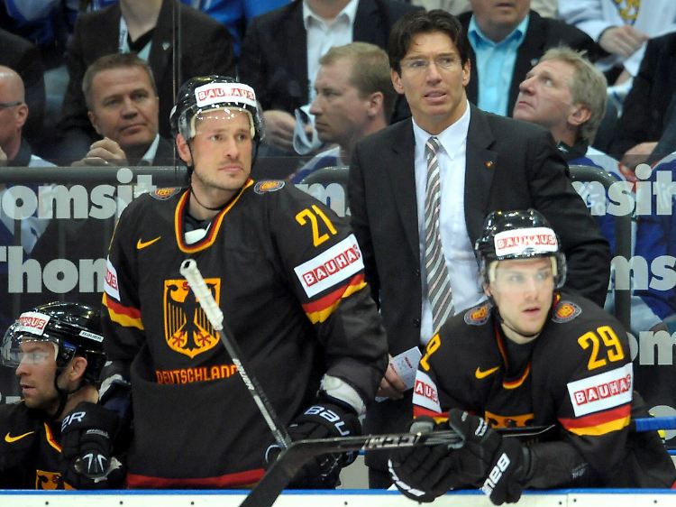 Der Deutsche Trainer Uwe Krupp (Mitte) schonte Torhüter Endras, der gegen die USA glänzte.