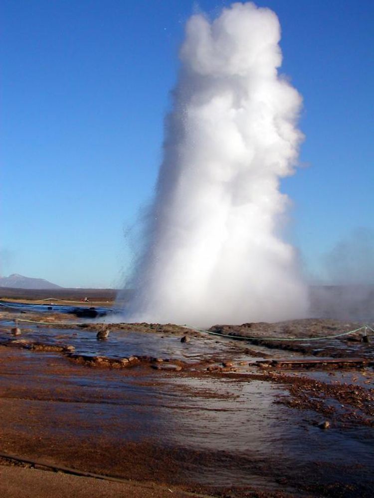Der Geysir Strokkur, übersetzt "das Butterfass", spuckt alle paar Minuten eine Wassersäule gen Himmel - selbst wenn Islands Vulkane ruhig sind.