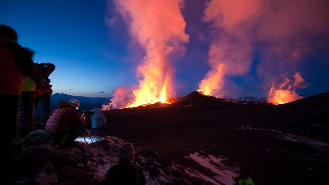 Die Eruption als Spektakel: Als Anfang April der Vulkan Fimmvörduhals auf Island ausbrach, waren neben Wissenschaftlern auch Touristen mit ihren Fotoapparaten schnell zur Stelle.