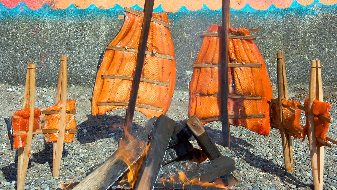 Lachs vom Grill auf die überlieferte Weise: Damit das Holz nicht anbrennt, reiben es die Ureinwohner von Vancouver Island vorher mit Fischblut ein.