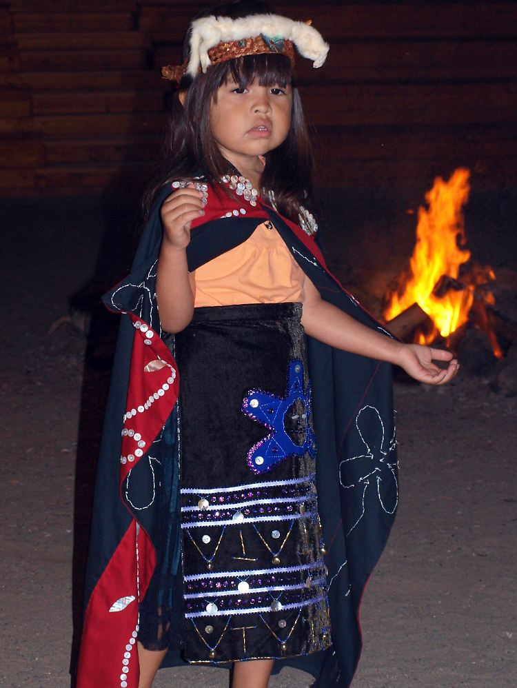 Lebendige Tradition: Die jungen Mädchen aus dem Volk der Kwakwaka'wakw zeigen Besuchern gerne die überlieferten Tänze, wie hier im U'mista Cultural Center von Alert Bay.