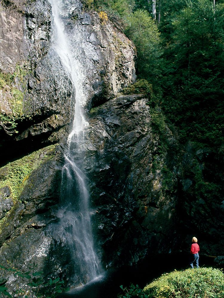 Wandern zu den Wasserfällen: Wie hier im Carmanah Walbran Provinzpark bringen die natürlichen Attraktionen von Vancouver Island immer wieder Urlauber zum Staunen.