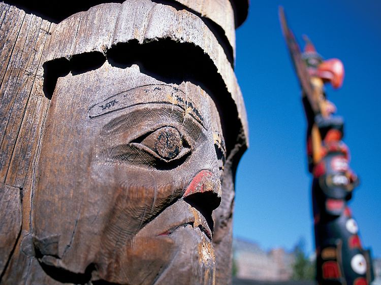 Erbe der Ureinwohner: Totempfähle wie diese können Urlauber auf Vancouver Island nicht nur bewundern, sondern auch selbst in Auftrag geben.