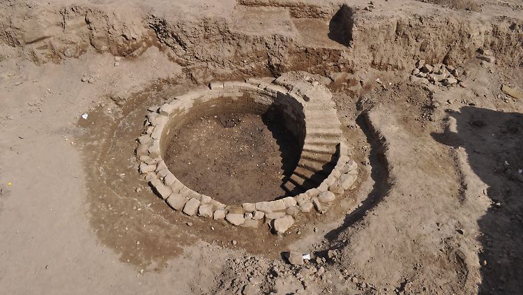 Das auf dem Gelände der Sphinx-Allee in Luxor ausgegrabene "Nilometer".