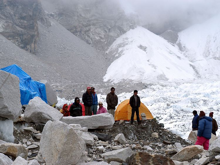 Nicht nur in den Basiscamps bleibt nach der Abreise der Bergsteiger jede Menge Müll zurück.