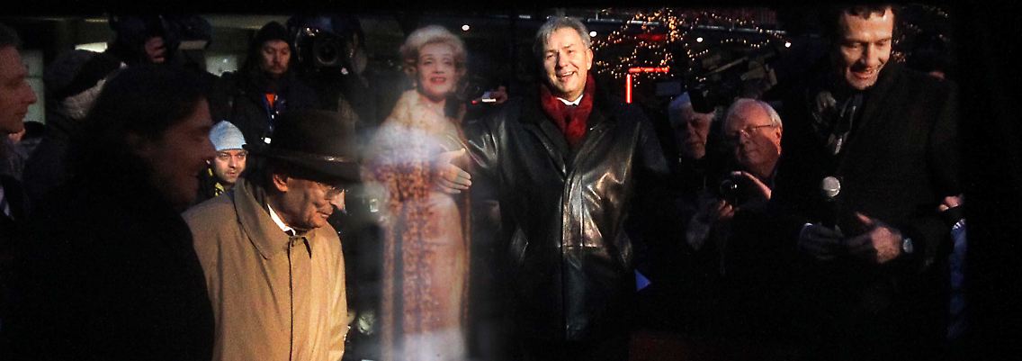 Marlene Dietrichs Stern wurde bereits zur Berlinale im Februar vorgestellt. (Berlins Regierender Bürgermeister Klaus Wowereit neben der virtuellen Marlene Dietrich bei der Erst-Stern-Präsentation.)