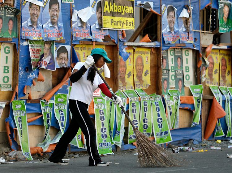 Aufräumen nach dem Urnengang - 50 Millionen Menschen waren wahlberechtigt, 75 Prozent von ihnen gingen zur Wahl.