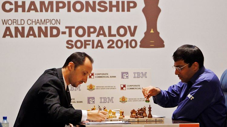 Anand (r) gewinnt das Duell denkbar knapp.
