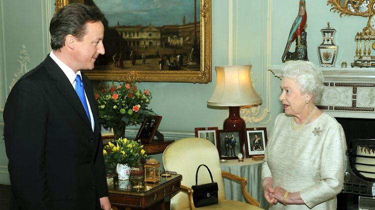 Cameron und die Queen: Die Zeremonie zur Ernennung eines Premiers wird traditionell "Kissing Hands" genannt.