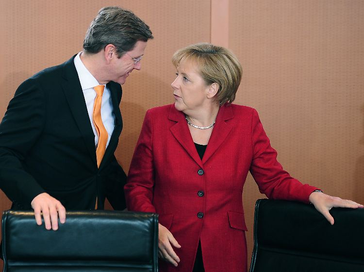 Westerwelle und Merkel entfernen sich zunehmend voneinander. Das spürt auch der Wähler.