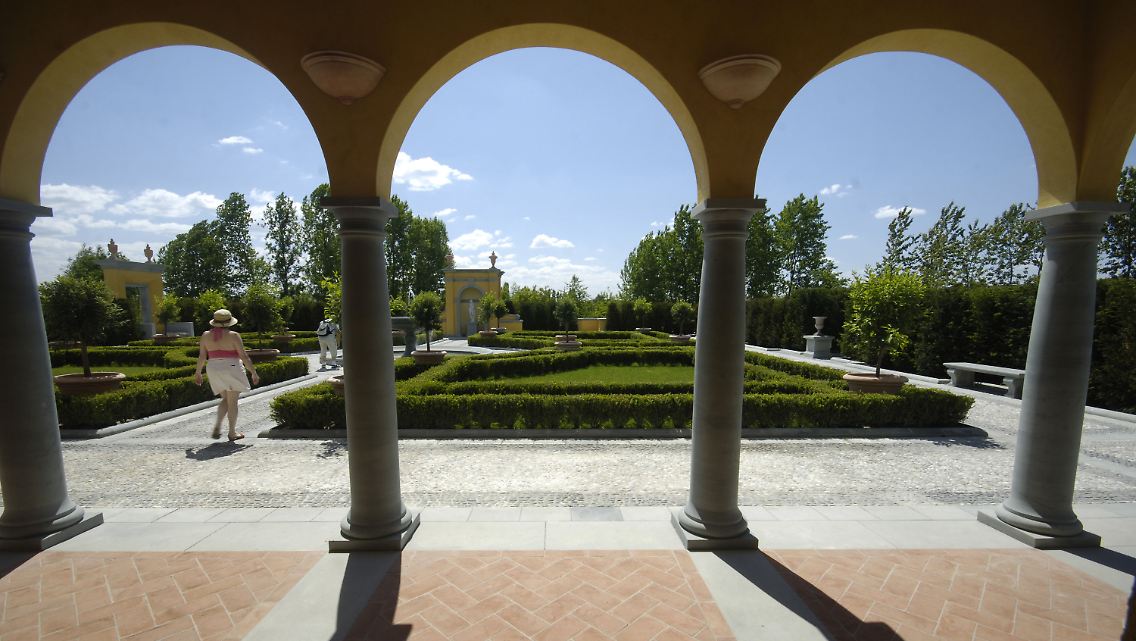 Rundbögen der Loggia im Hauptgarten des "Giardino della Bobolina", einem italienischen Renaissancegarten im Erholungspark Marzahn in Berlin.