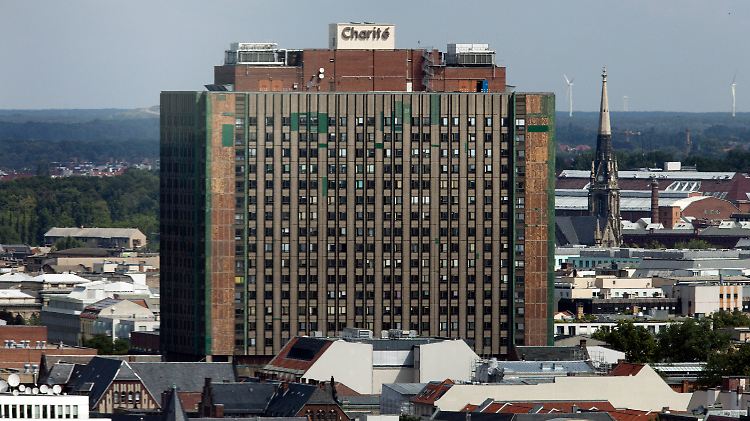 Das Bettenhaus, heutiges Wahrzeichen der Charité, stammt aus DDR-Zeiten. 1982 wurde es erbaut.