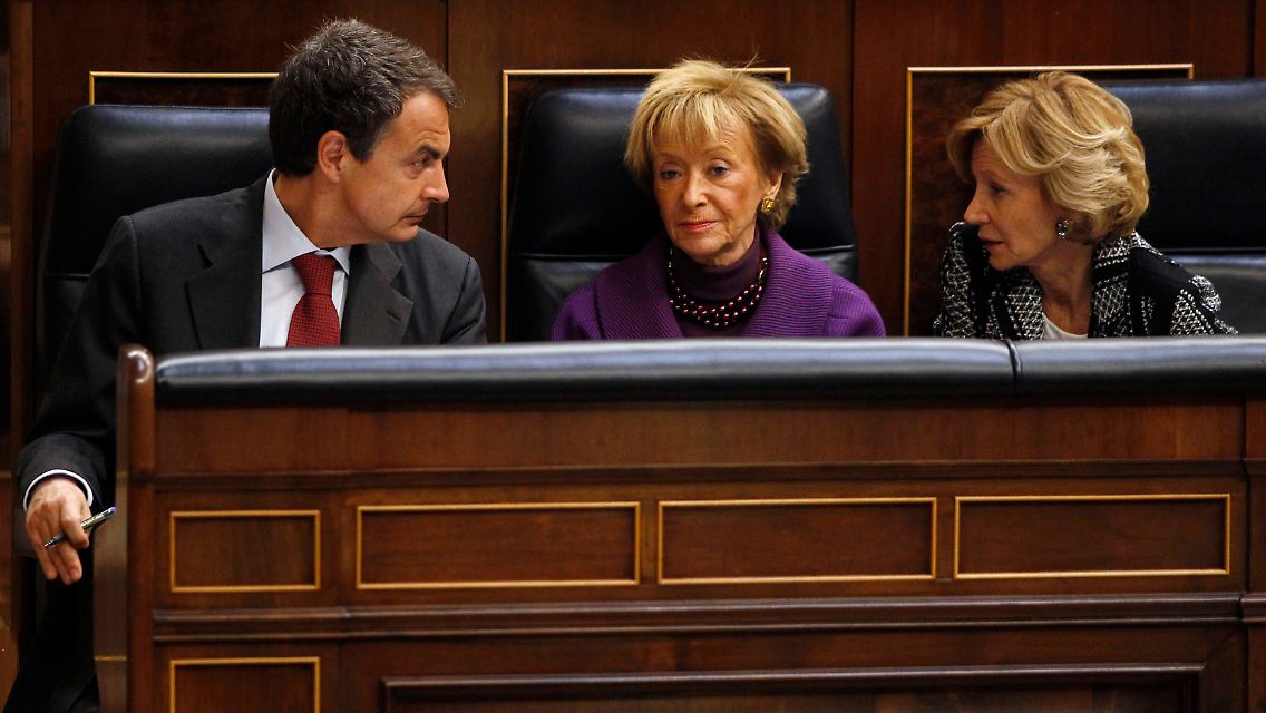 Nachdenkliche Mienen im Madrider Parlament: Spaniens Premier Zapatero und seine Stellvertreterin Fernandez de la Vega lauschen den Worten von Wirtschaftsministerin Salgado.
