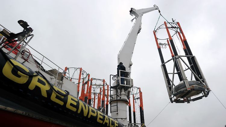 So sehen sie aus, die größten "Reagenzgläser" der Welt. In Kiel werden sie auf das Greenpeace-Schiff "Esperanza" verladen.