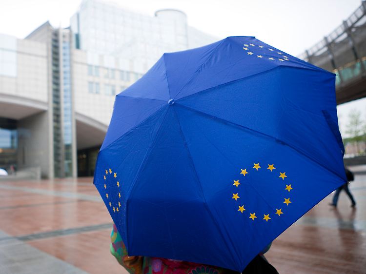Straßenszene in Brüssel: Schirme gibt es viele, doch kaum einer ist so groß wie der Europäische.