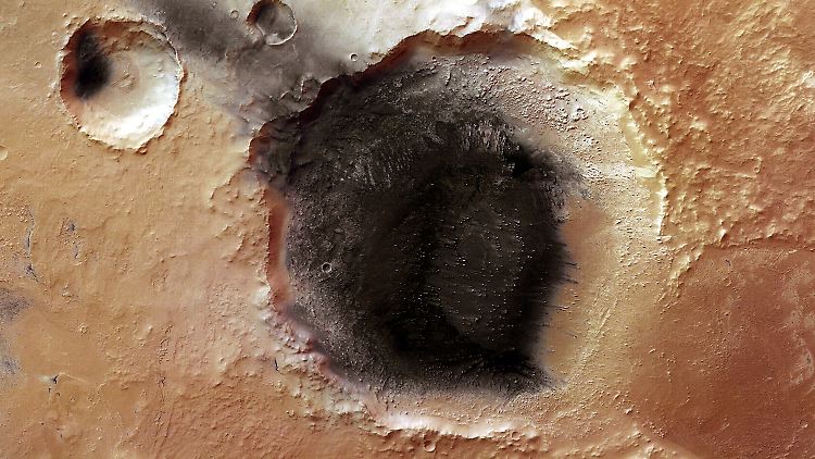 In diesem 50 Kilometer großen und etwa 1700 Meter tiefen Einschlagkrater ist die Ascheablagerung am deutlichsten zu erkennen.